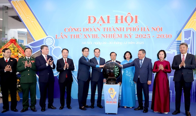 VGCL President Nguyen Dinh Khang and former leaders, leaders of Hanoi City and leaders of Hanoi City Labor Federation pressed the button to open the Capital Trade Union Photo Exhibition - Innovation, Creativity, Integration. Photo: Song Huu