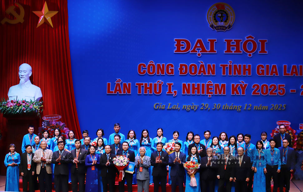 Ong Huynh Thanh Xuan trao quyet dinh cho Ban Chap hanh, Ban Thuong vu, UBKT LDLD tinh Gia Lai khoa I, nhiem ky 2025-2030. Anh: Hoai Phuong