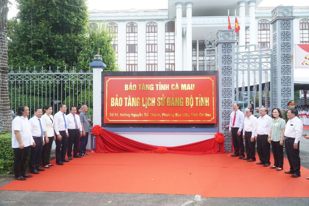 Leaders of Ca Mau province perform the ceremony to put the Ca Mau Provincial Party History Museum into operation. Photo: Nhat Ho