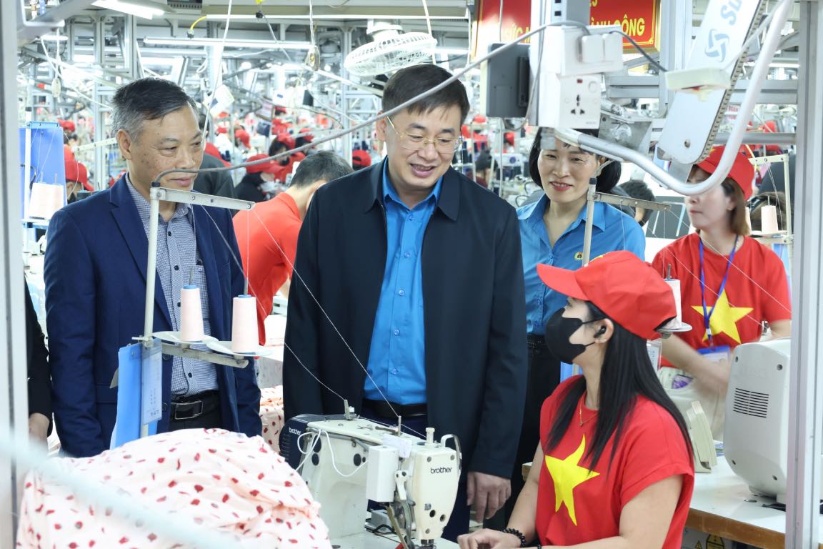 Chairman of Bac Ninh Provincial Labor Federation Thach Van Chung visits and inquires about the jobs, life, and salaries of workers. Photo: Quyet Chien
