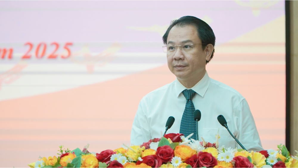 Director of An Giang Department of Health Tran Quang Hien informed about the drug shortage issue that voters reflected. Photo: Nguyen Anh