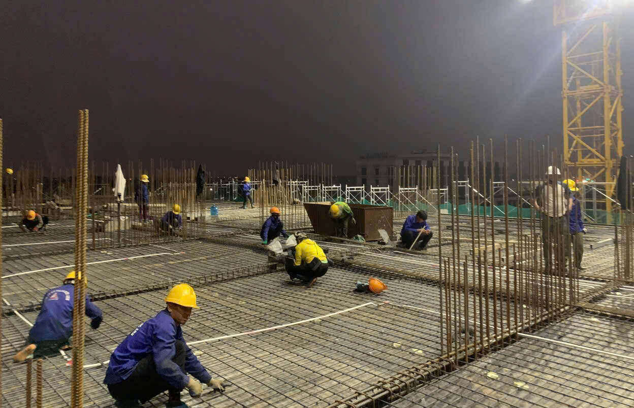 Workers are urgently constructing day and night on the construction site of the social housing project for officials and employees of Bach Mai Hospital facility 2 in Ninh Binh. Photo: Nguyen Truong
