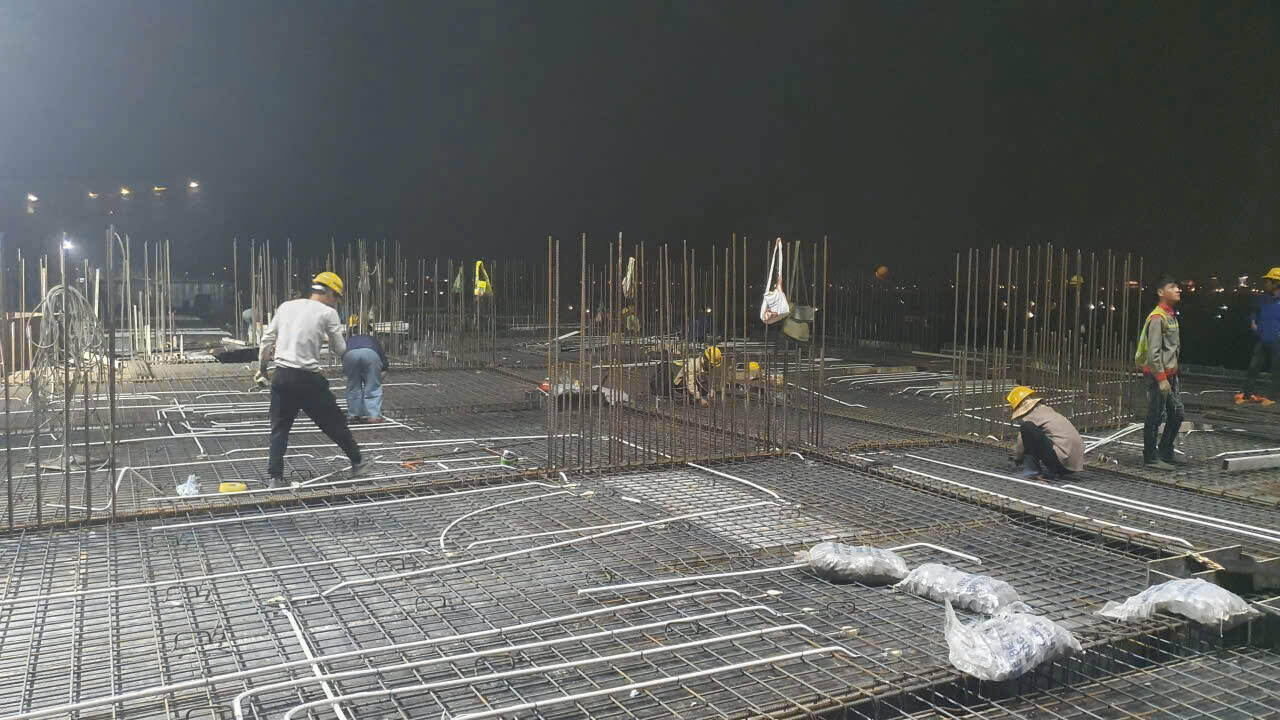 Cac nha thau huy dong nhan luc lam tang ca ban dem de kip tien do. Anh: Nguyen Truong