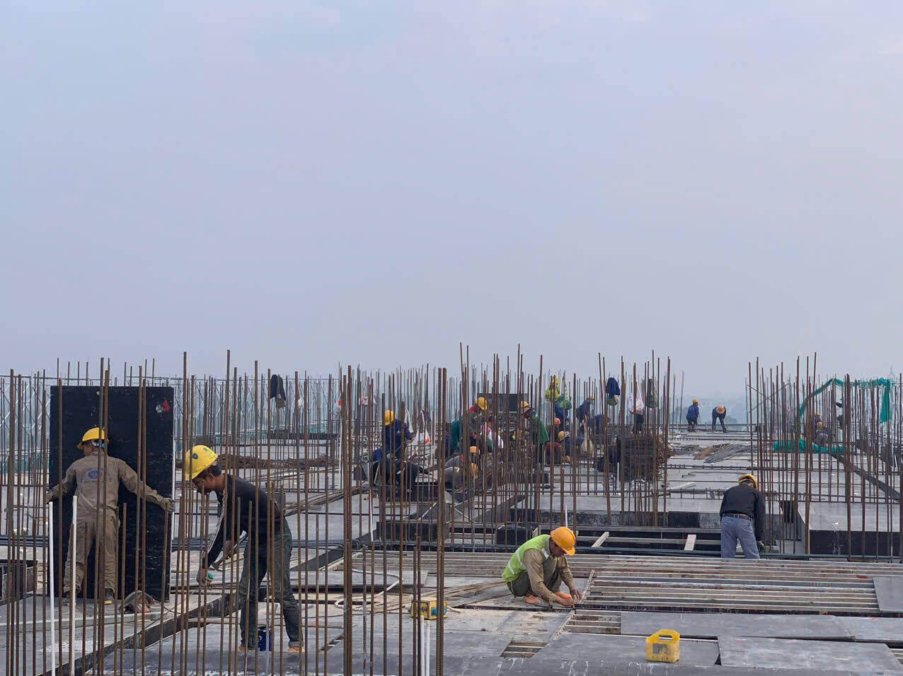 Cong nhan thi cong tai Du an nha o xa hoi danh cho can bo, nhan vien Benh vien Huu nghi Viet Duc co so 2 tai Ninh Binh. Anh: Nguyen Truong