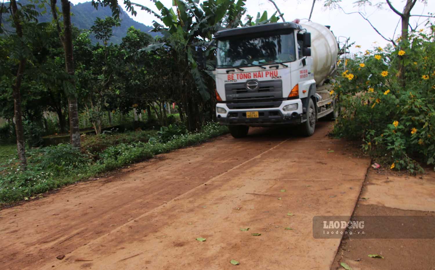Con duong chinh dan vao du an cung la duong dan sinh cua hang tram ho dan luon trong tinh trang day bun dat, xe tai lon luu thong, nguy co mat an toan. Anh: Viet Bac.