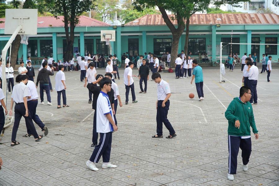 Gio ra choi tro nen soi dong khi truong hoc thuc hien han che hoc sinh su dung dien thoai. Anh: Chan Phuc