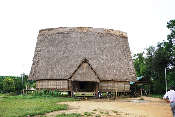 잘라이의 전통 롱 가옥. 사진: 탄 뚜언
