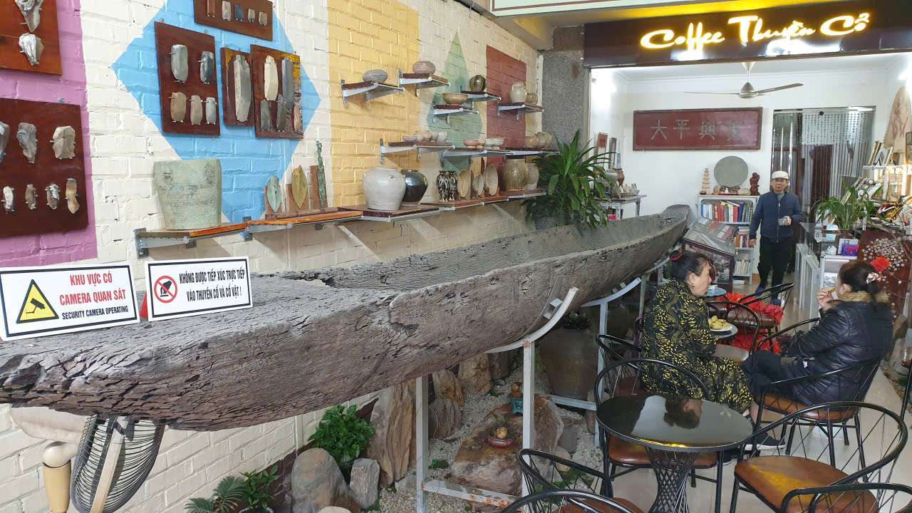 An ancient dugout canoe in a coffee shop. Photo: Nguyen Hung