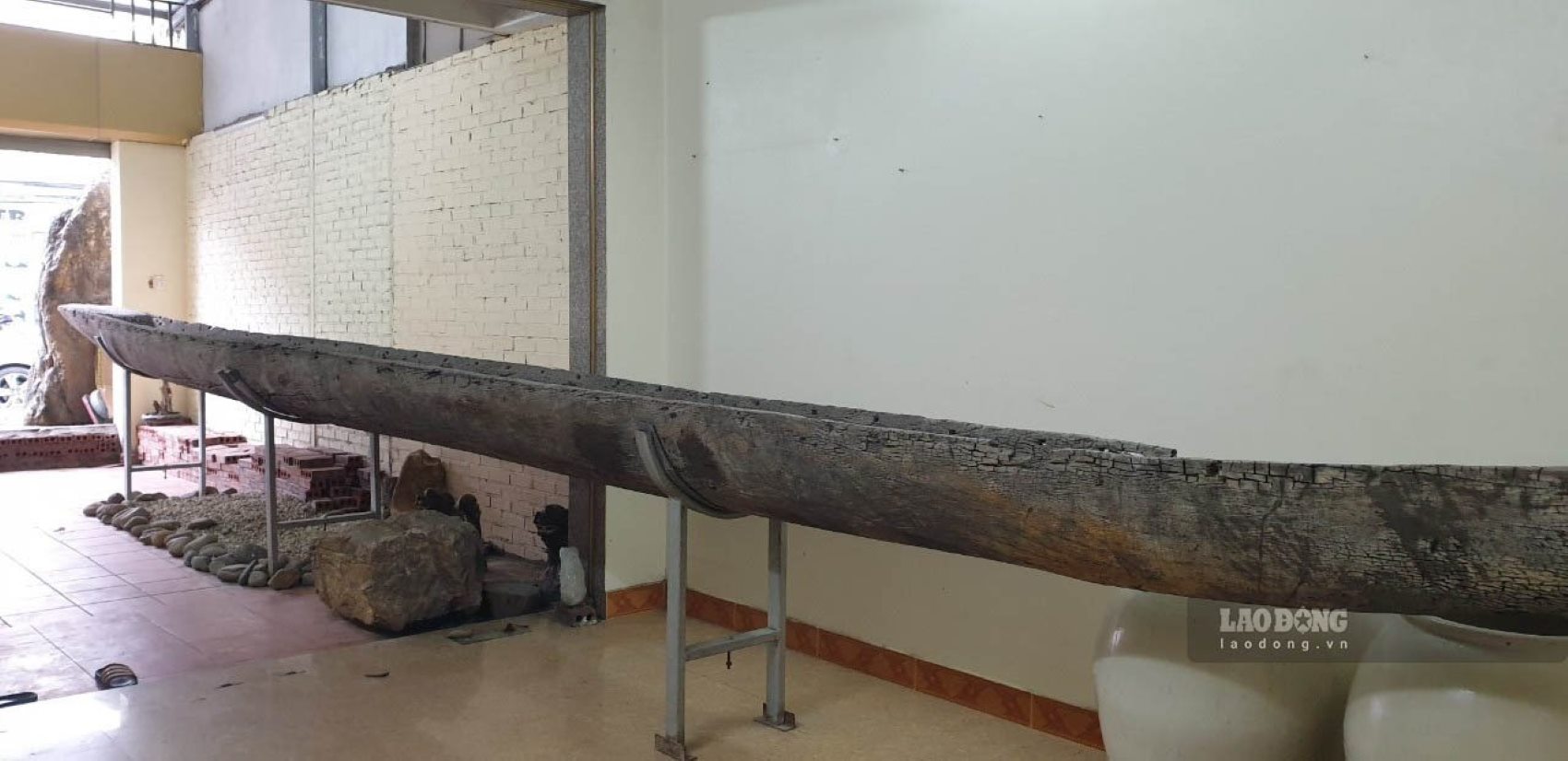 Chiec thuyen doc moc van gan nhu con nguyen ven du hang nghin nam tuoi. Anh: Nguyen Hung