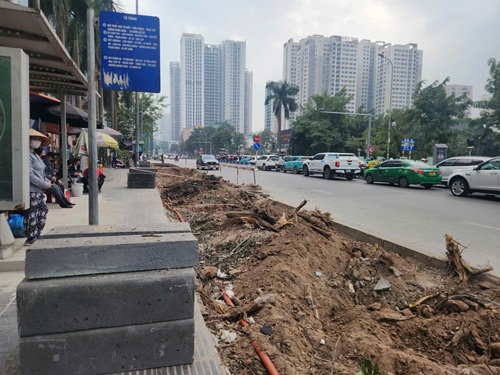 Hanoi cuts sidewalks, widens roads at key intersections. Photo: Minh Hanh