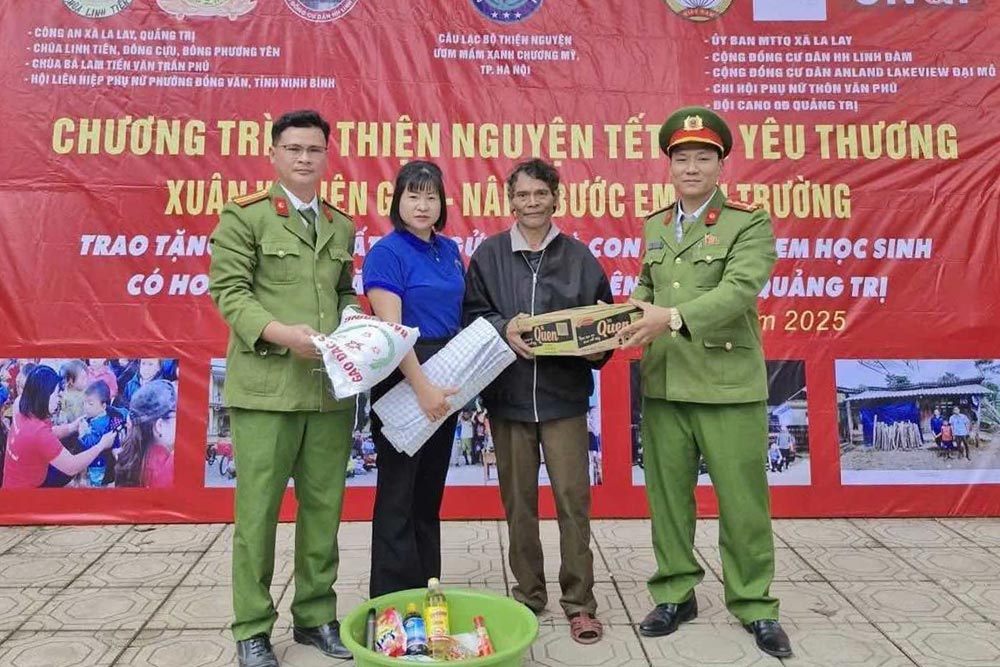 Warm and loving Tet gives 1,200 gifts to border areas in Quang Tri. Photo: La Lay Commune Police