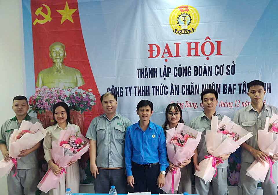 Mr. Nguyen Trong Danh - Deputy Head of the Trade Union Board of Tay Ninh Industrial Park presents flowers to congratulate the Executive Committee of the Trade Union of BaF Tay Ninh Livestock Feed Co., Ltd. Photo: Phuong Dung