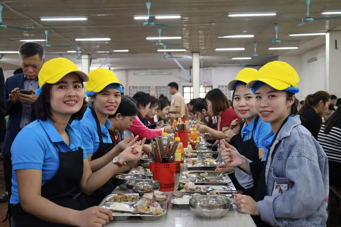 Cong nhan lao dong tham du bua com tat nien cong doan. Anh: Quyet Chien 