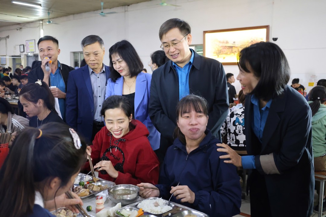 Chairman of Bac Ninh Provincial Labor Federation Thach Van Chung attends the year-end trade union meal with workers. Photo: Quyet Chien