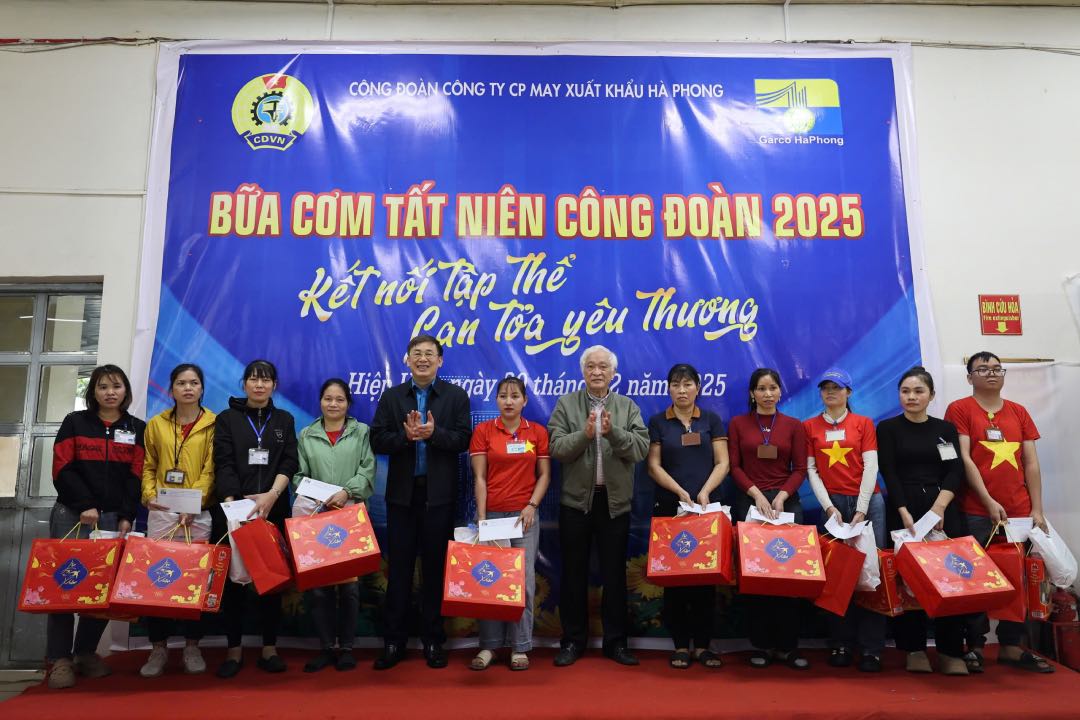 Chu tich LDLD tinh Bac Ninh cung lanh dao cong ty tang qua cho cong nhan lao dong. Anh: Quyet Chien 