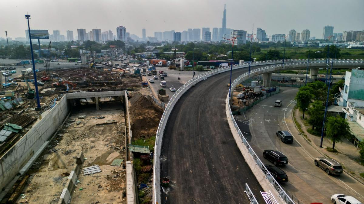 Nhanh cau vuot uon cong dang chu U, co chieu dai khoang 800 m. Anh: Minh Tam