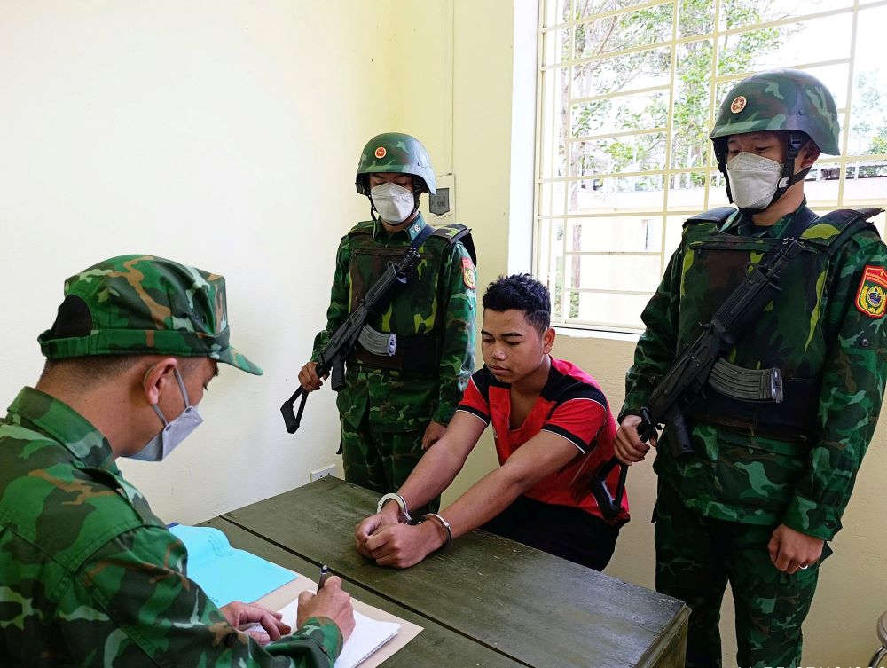 Đồn Biên phòng Thuận bắt đối tượng vi phạm. Ảnh: Biên phòng Quảng Trị