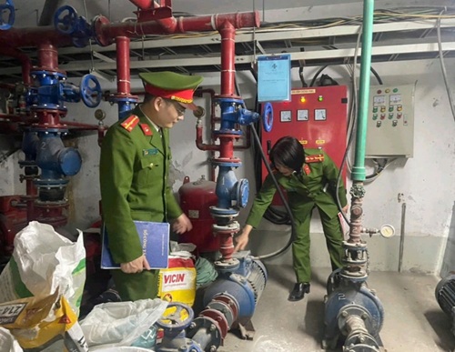 Kiem tra tinh trang hoat dong cua may bom chua chay cua he thong chua chay bang nuoc, nguon dien uu tien cap cho he thong PCCC. Anh: Chu Huong