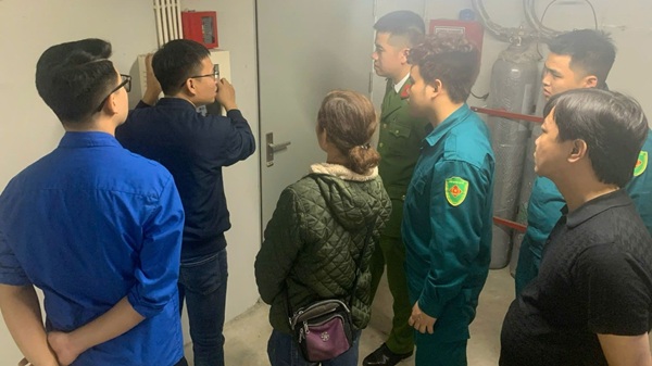 Kiem tra cong tac dam bao an toan PCCC tai khu tap the Thanh Xuan Bac, phuong Thanh Xuan, TP Ha Noi. Anh: Minh Hanh 