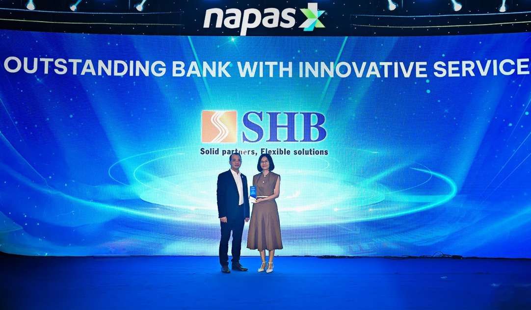Anh: Ba Doan Thai Thanh Thuy – Pho GD Khoi Ngan hang Ban le SHB nhan giai thuong vinh danh tu Napas. Anh: SHB