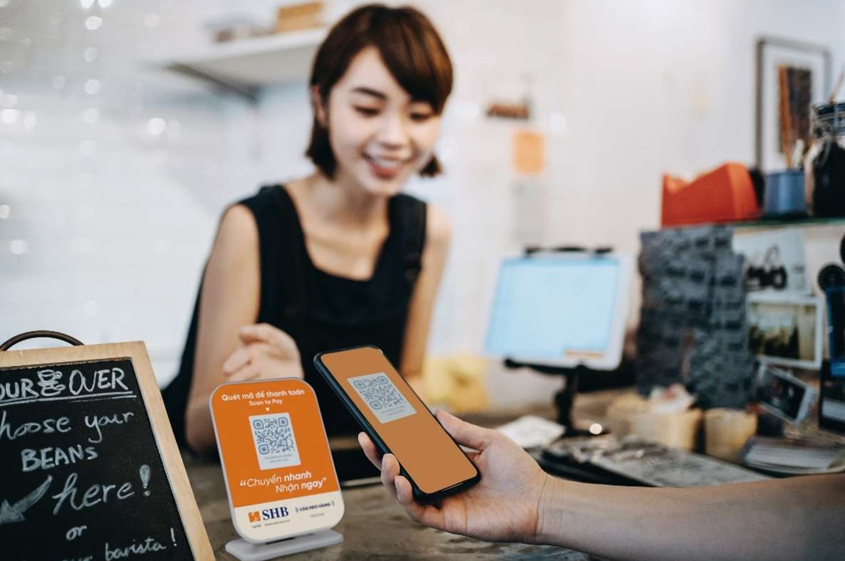 Khach hang huong loi tu dich vu thanh toan QR Pay tu SHB. Anh: SHB  