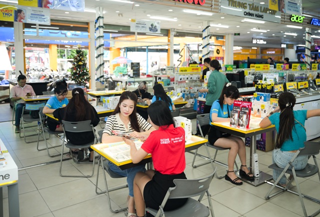 Anh: Nguoi dan tim toi cac trung tam dien may de sam Tet. Anh: Home Credit