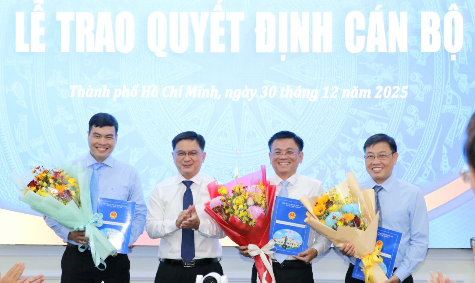 Pho Chu tich UBND TPHCM Nguyen Manh Cuong trao quyet dinh bo nhiem cho cac ca nhan. Anh: Ngo Binh