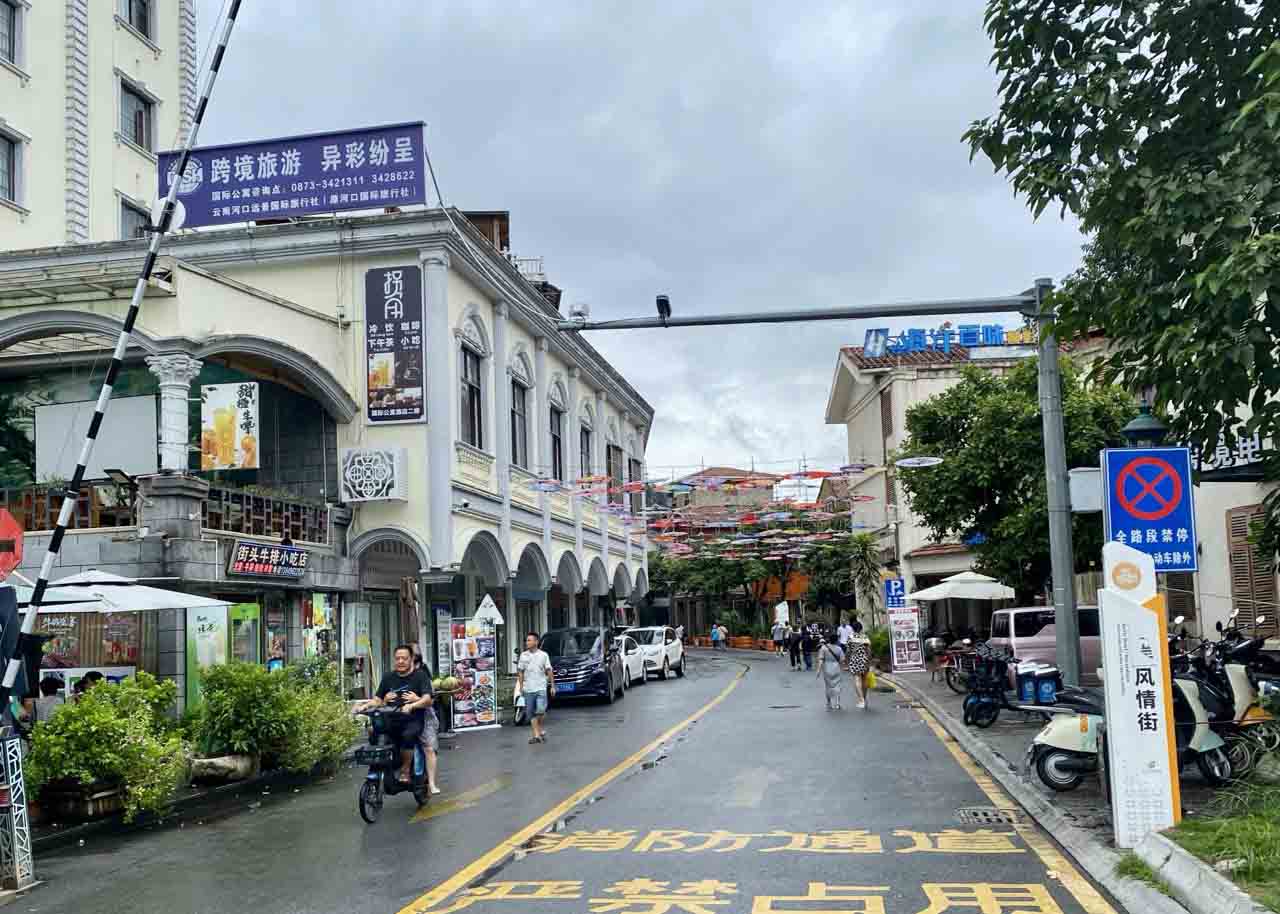 Mot goc pho tai Ha Khau, Trung Quoc.