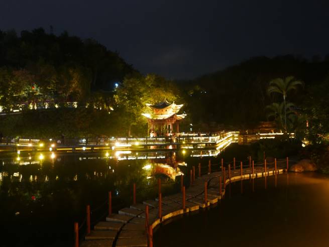 Cong vien anh sang lung linh khi len den.