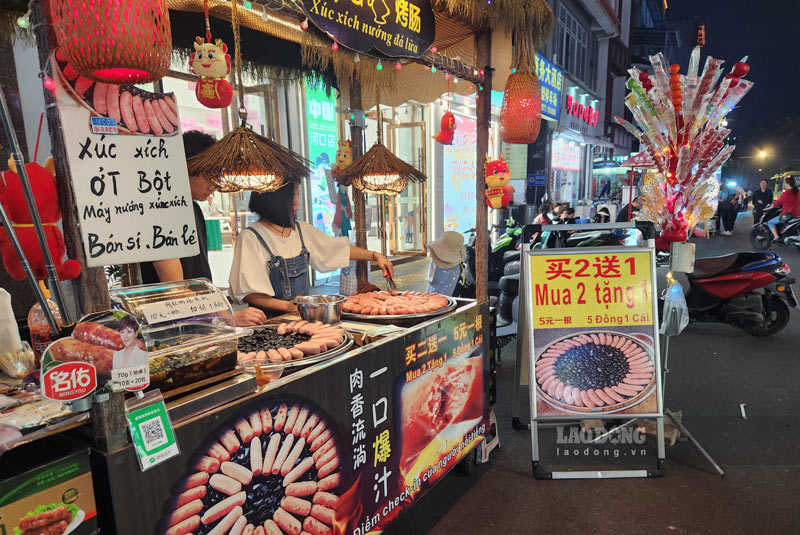 Snacks in China impress many Vietnamese tourists. Photo: Tan Van