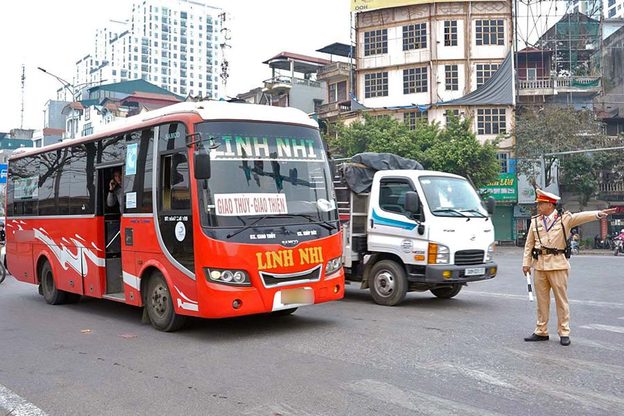 Al recoger pasajeros en la calle, los conductores de autobuses de pasajeros son multados mas que el dinero del boleto recaudado