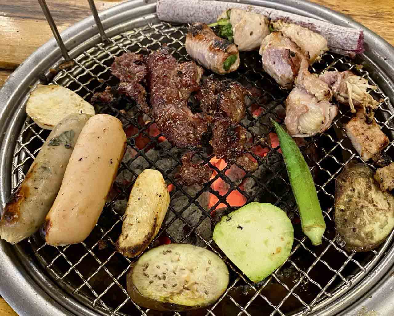 Mon an duoc nuong tren than hoa, am mui khoi thom nhe, vi cay am va dam da kho quen.