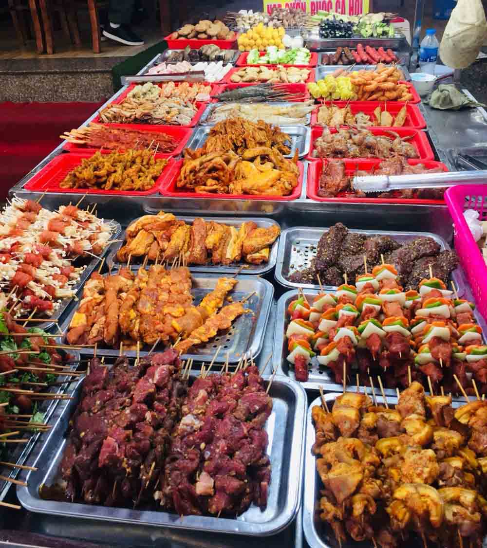 3 mon nuong “quoc dan” duoc yeu thich nhat o Sa Pa la thit xien nuong, thit trau gac bep va com lam nuong.