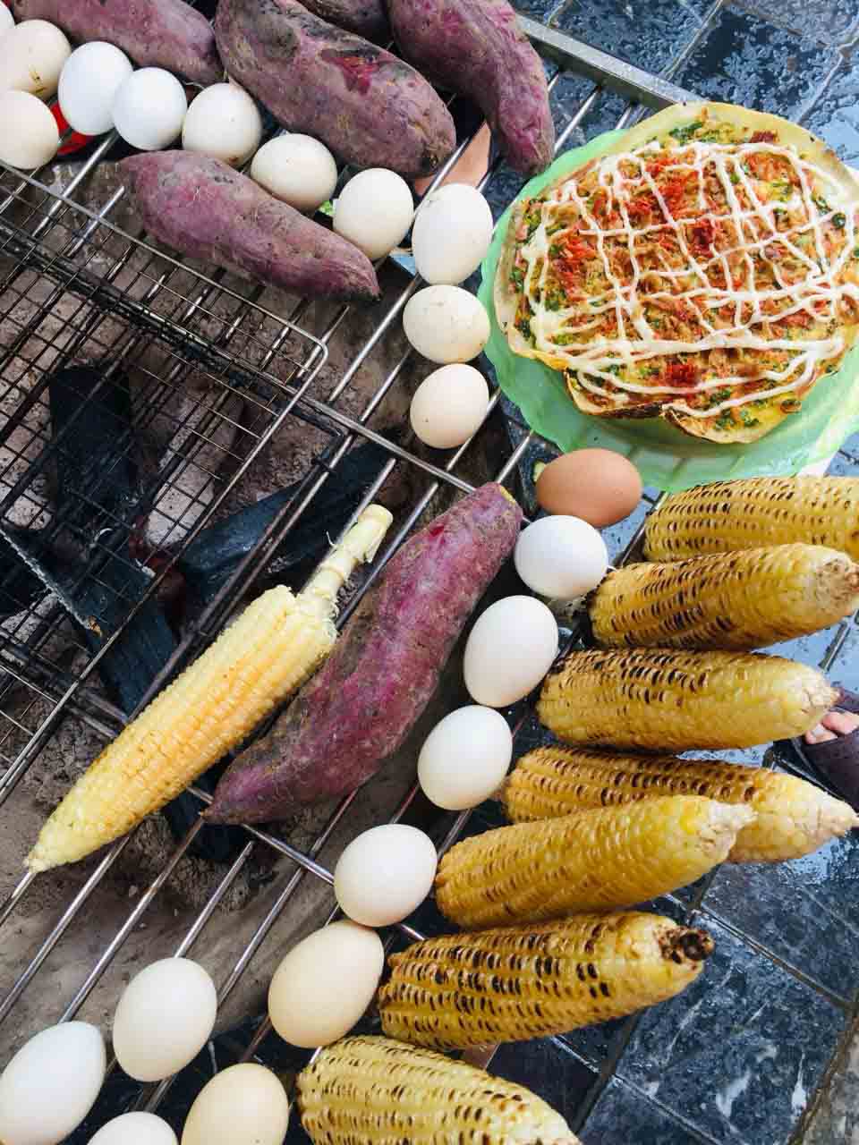 Mot quay nho ban ngo, khoai va trung nuong.