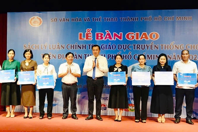 Cao Van Chong - Deputy Secretary of the Party Committee, Deputy Director of the Department of Culture and Sports of Ho Chi Minh City and Mr. Huynh Van Tho, Standing Deputy Secretary of the Party Committee of Bac Tan Uyen commune, present books to establishments in the area. Photo: Nhu Thuy