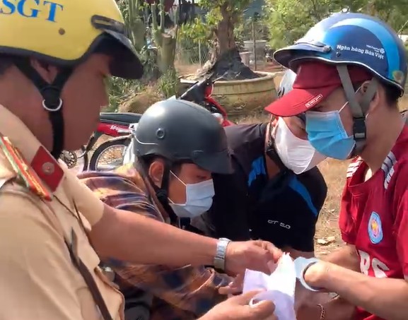 Vừa ra tù, đối tượng Nguyễn Trí Dũng (áo đỏ) lại tiếp tục trộm xe mô tô và bị lực lượng Cảnh sát giao thông phối hợp bắt giữ. Ảnh: Công an cung cấp