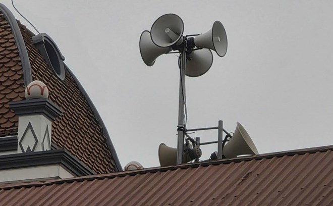 Loa phát thanh của tổ dân phố Đại Mão (phường Mão Điền, tỉnh Bắc Ninh) được treo ngay trên nóc nhà dân, phát loa vào sáng sớm hàng ngày. Ảnh: Vân Trường
