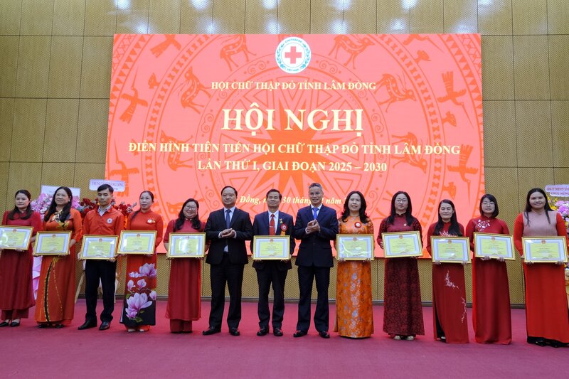 The Lam Dong Provincial Red Cross Society commends and honors many typical collectives and individuals in the period 2020 - 2025. Photo: Duc Lam
