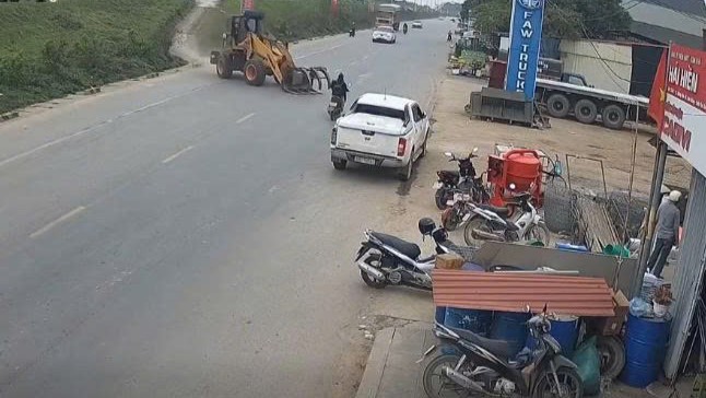 Hiện trường vụ tai nạn giữa máy xúc chuyên dùng và xe mô tô trên Quốc lộ 32, đoạn qua xã Tam Nông (Phú Thọ), khiến một người bị thương nặng. Ảnh: Người dân cung cấp