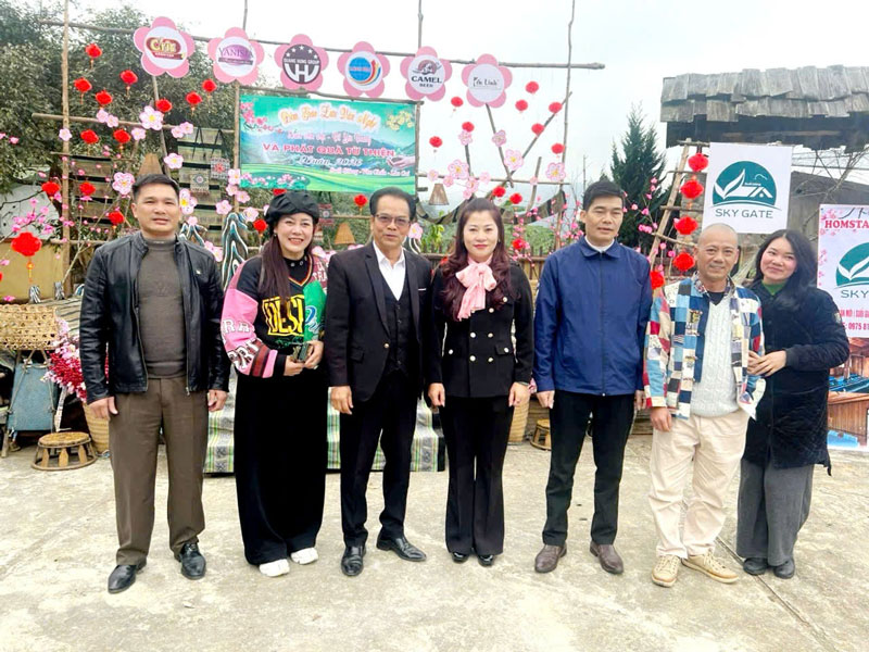 Cong doan phuong Nghia Lo chup anh luu niem voi don vi tai tro, cac nha hao tam. Anh: Thanh Phong