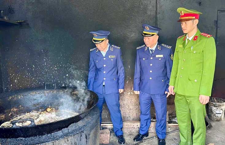 Phát hiện cơ sở chế biến mỡ động vật không đảm bảo vệ sinh. Ảnh: Đức Thịnh.