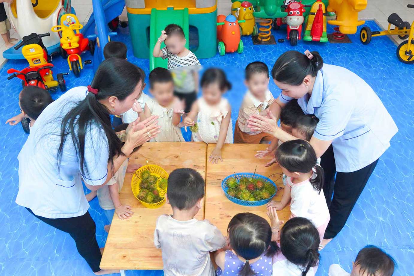 Nhom tre doc lap Vuon tuoi tho do Cong ty va CDCS Duoc Hau Giang to chuc cho con cong nhan vien, NLD. Anh: Ta Quang