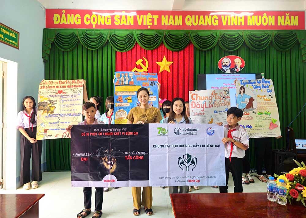 タイニン省のトゥエンビンタン小学校・中学校の生徒たちが狂犬病予防を促す絵を描いています。写真:グエン・ホアン