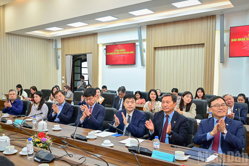 Cac dai bieu du Le khai truong. (Anh: BAO LONG) 