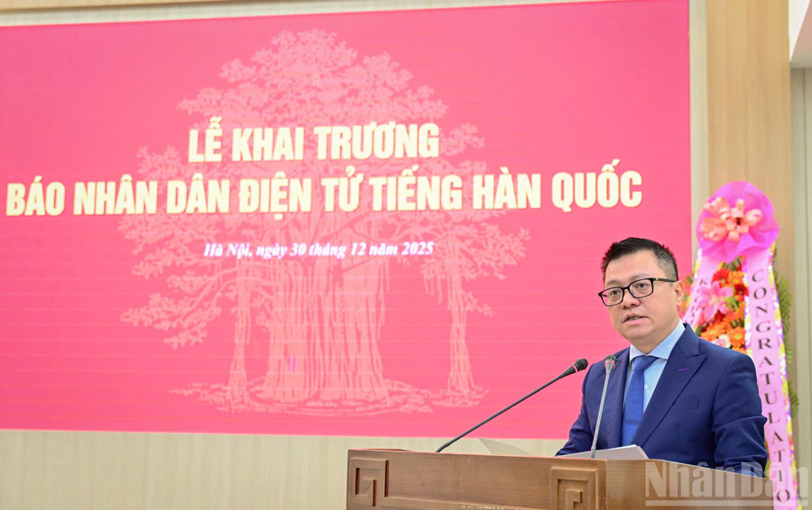 Dong chi Le Quoc Minh, Uy vien Trung uong Dang, Tong Bien tap Bao Nhan Dan, Pho Truong Ban Tuyen giao va Dan van Trung uong, Chu tich Hoi Nha bao Viet Nam phat bieu ve nhung diem nhan cua trang Nhan Dan dien tu tieng Han Quoc. (Anh: BAO LONG) 