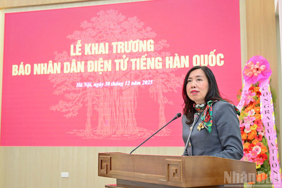 Thu truong Ngoai giao Le Thi Thu Hang phat bieu tai Le khai truong. (Anh: BAO LONG) 