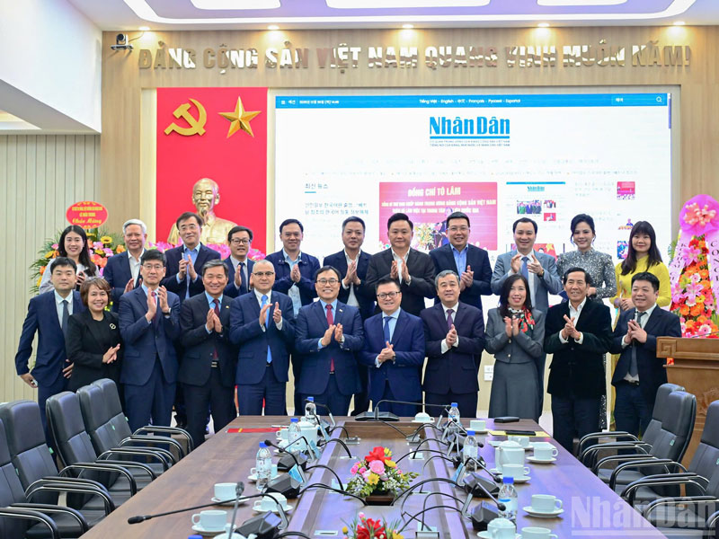 Cac dai bieu chup anh luu niem tai Le khai truong trang Nhan Dan dien tu tieng Han Quoc. (Anh: BAO LONG) 