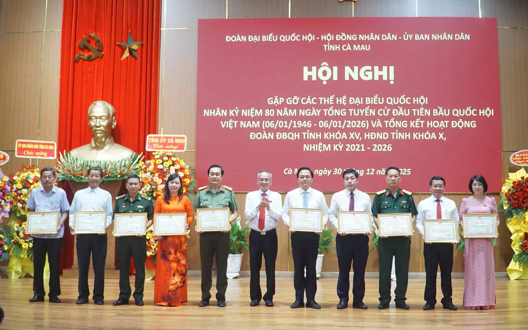 Nhieu tap the, ca nhan nhan bang khen thanh tich xuat sac trong phong trao thi dua chao mung “Ky niem 80 nam Ngay Tong tuyen cu dau tien bau Quoc hoi Viet Nam“. Anh: Nhat Ho