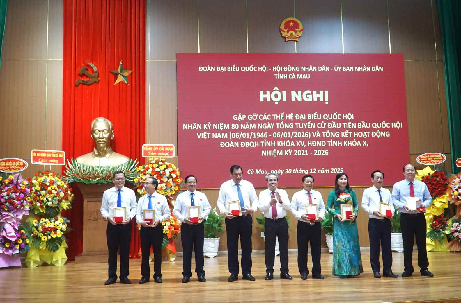 Cac ca nhan nhan Ky niem chuong “Vi su nghiep Quoc hoi Viet Nam“. Anh: Nhat Ho