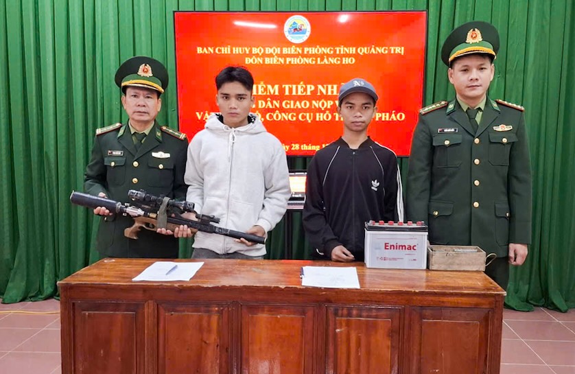 Quang Tri Border Guard continuously receives homemade guns handed over by people. Photo: Hoai Nam